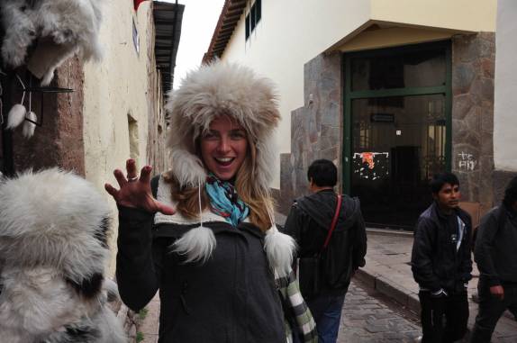 Experimentando chapeu em lojinha de Cusco, no Peru